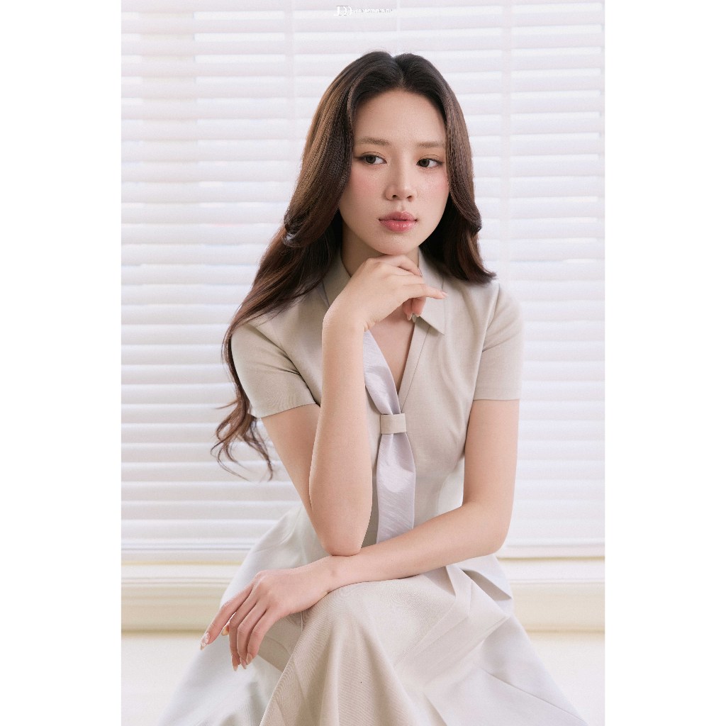 Đầm Xuân Hè Dáng Dài Cổ Đức Cà Vạt 1S25.2604, Đầm Dáng Dài Chân Váy Xếp Ly Bản Lớn Xoè Nhẹ Phong Cách Hiện Đại JM Dress
