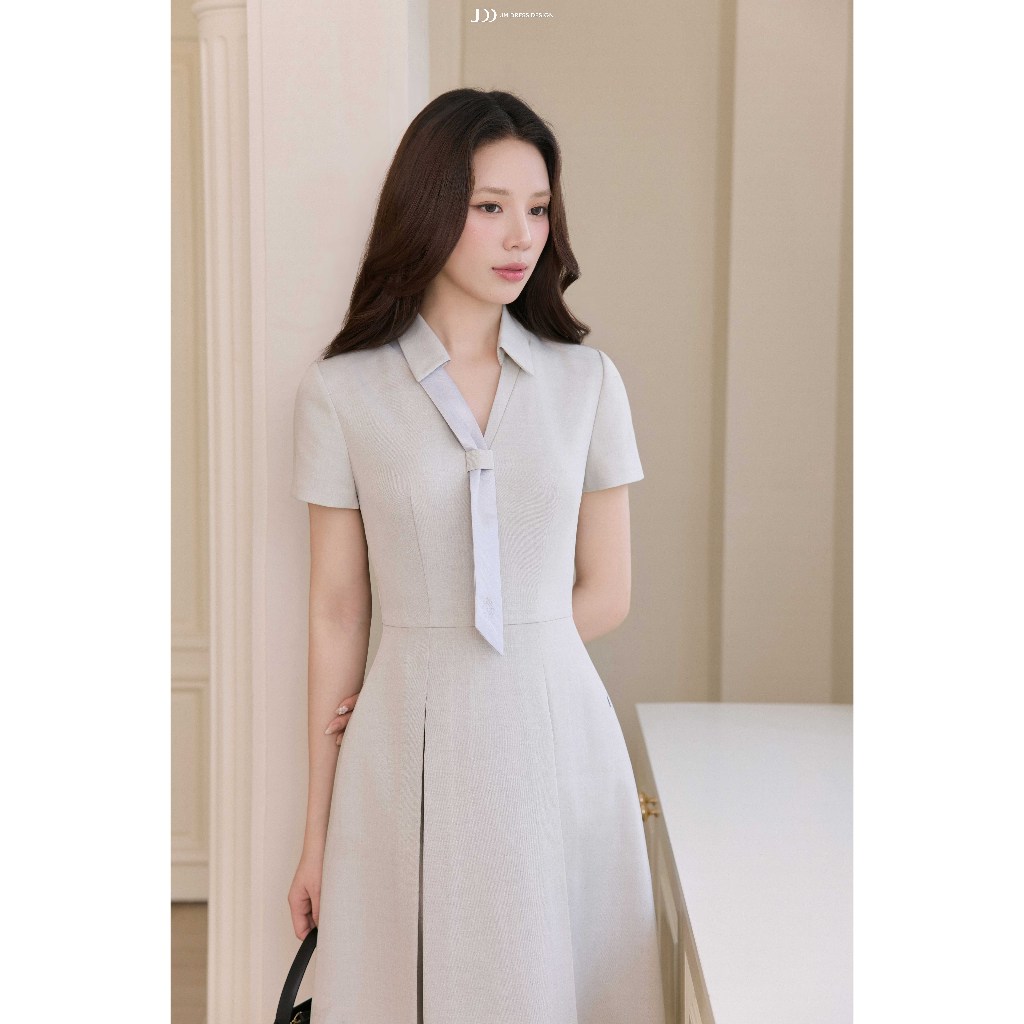 Đầm Xuân Hè Dáng Dài Cổ Đức Cà Vạt 1S25.2604, Đầm Dáng Dài Chân Váy Xếp Ly Bản Lớn Xoè Nhẹ Phong Cách Hiện Đại JM Dress
