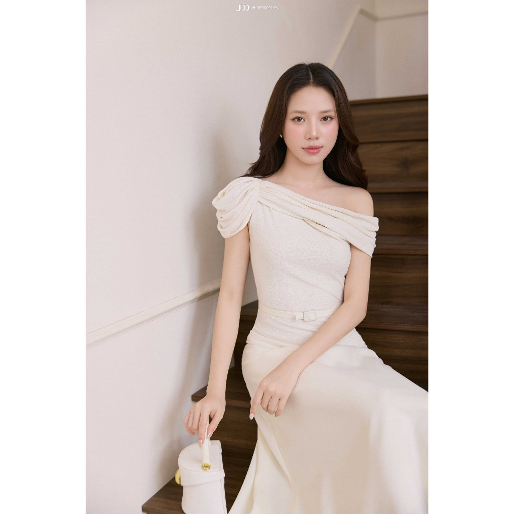 Đầm Xuân Hè Chân Đổ Ngang Vai 1S23.2604, Đầm Midi Dáng A Lệch Vai Ôm Thân Trên Hông Xoè Nhẹ Phong Cách Thanh Lịch By JM