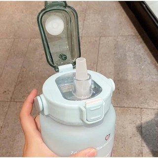 [Mẫu 2026] Bình nước trong suốt dung tích 2L, có vạch nhắc giờ, kèm stick dễ thương - tiện dụng, an toàn