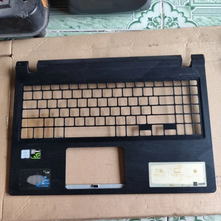 Vỏ mặt C laptop Asus F560U cũ, trầy xước ít ,ốc Nguyên không bị bể