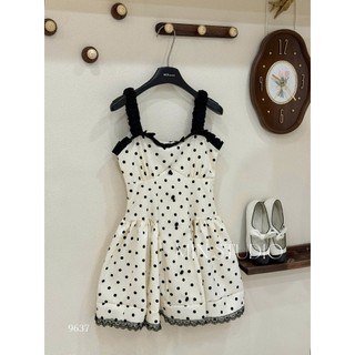 Đầm ngắn chấm bi hai dây dáng xòe phồng đính nút