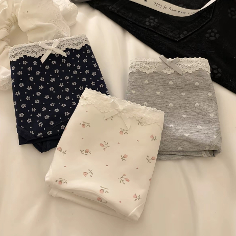Quần lót họa tiết chibi viền ren thêm điểm nhấn nơ nhỏ vải cotton thoáng mát.
