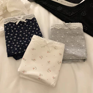 Quần lót họa tiết chibi viền ren thêm điểm nhấn nơ nhỏ vải cotton thoáng mát.