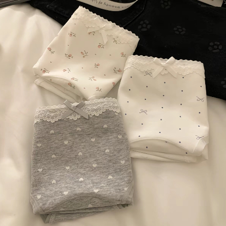 Quần lót họa tiết chibi viền ren thêm điểm nhấn nơ nhỏ vải cotton thoáng mát.