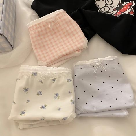 Quần lót họa tiết chibi viền ren thêm điểm nhấn nơ nhỏ vải cotton thoáng mát.