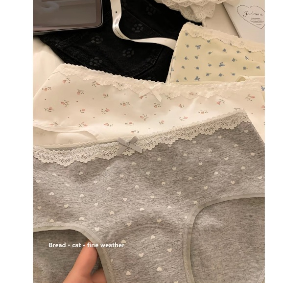 Quần lót họa tiết chibi viền ren thêm điểm nhấn nơ nhỏ vải cotton thoáng mát.