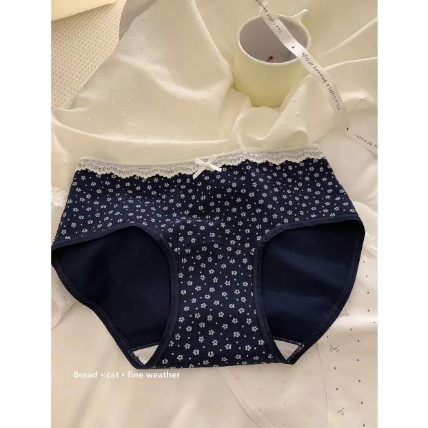 Quần lót họa tiết chibi viền ren thêm điểm nhấn nơ nhỏ vải cotton thoáng mát.