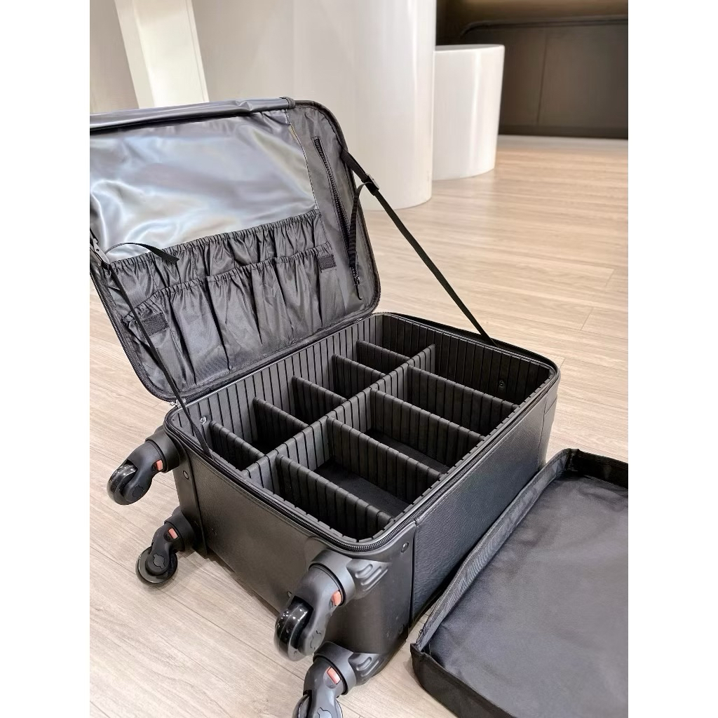 Cốp vali make up kéo bằng vải Y203, có 4 bánh xe, quai kéo chắc chắn. Thiết kế chống shock giúp bảo vệ mỹ phẩm.