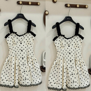 Đầm ngắn chấm bi hai dây dáng xòe phồng đính nút