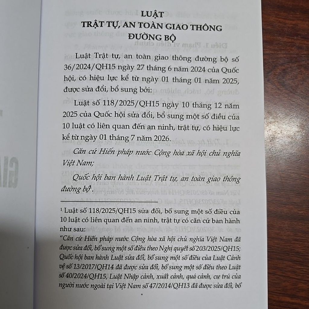 Sách - Luật trật tự an toàn giao thông đường bộ (NXB Lao Động)