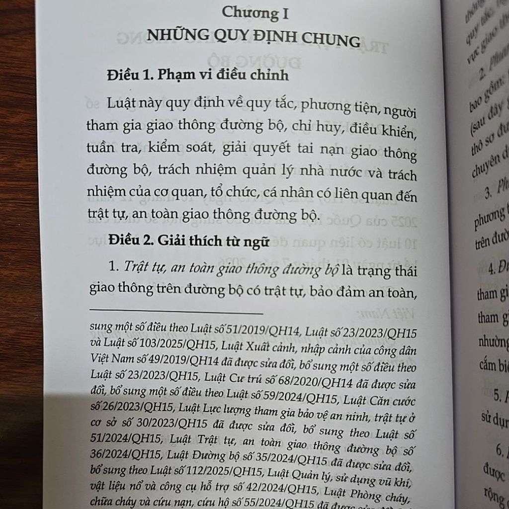Sách - Luật trật tự an toàn giao thông đường bộ (NXB Lao Động)