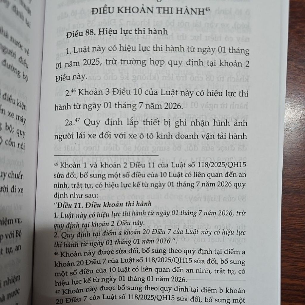 Sách - Luật trật tự an toàn giao thông đường bộ (NXB Lao Động)