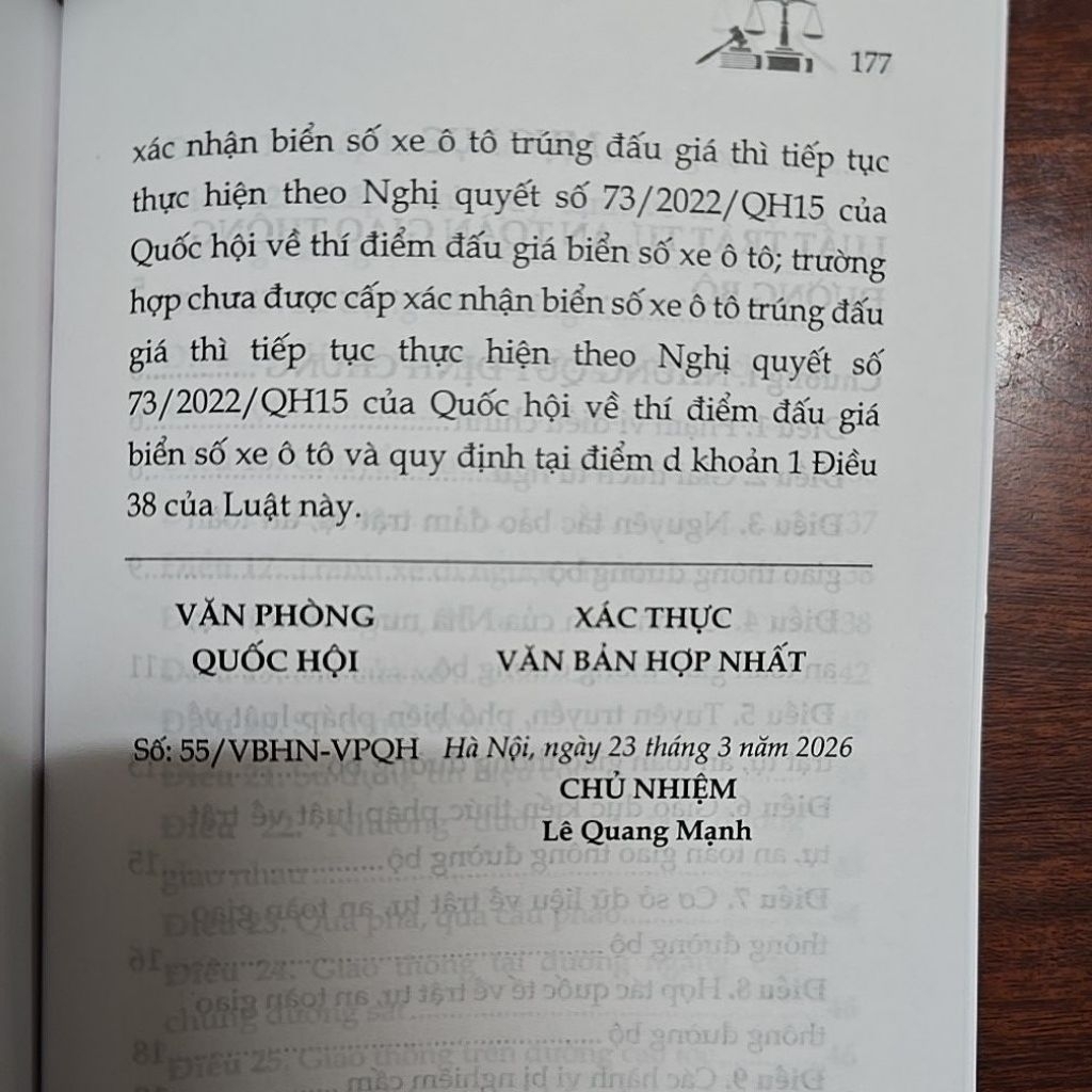 Sách - Luật trật tự an toàn giao thông đường bộ (NXB Lao Động)