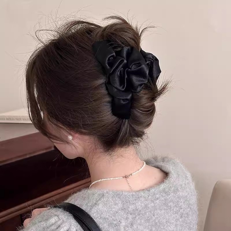 Kẹp Tóc Nữ Càng Cua Lụa Satin Xếp Ly – Phụ Kiện Tóc Nữ Sang Trọng, Thanh Lịch & Quý Phái