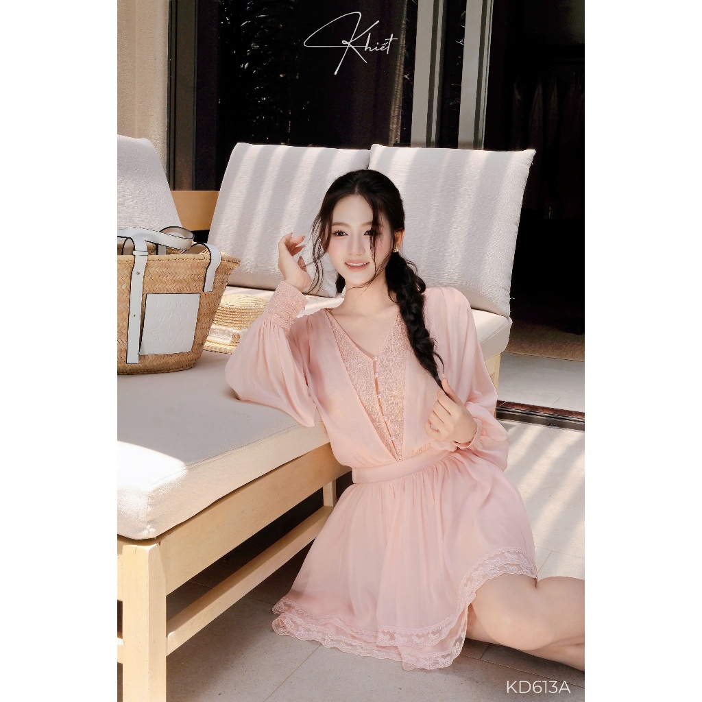 Đầm tơ hồng cổ V phối ren dáng xòe nữ tính bay bổng Khiết KD613A