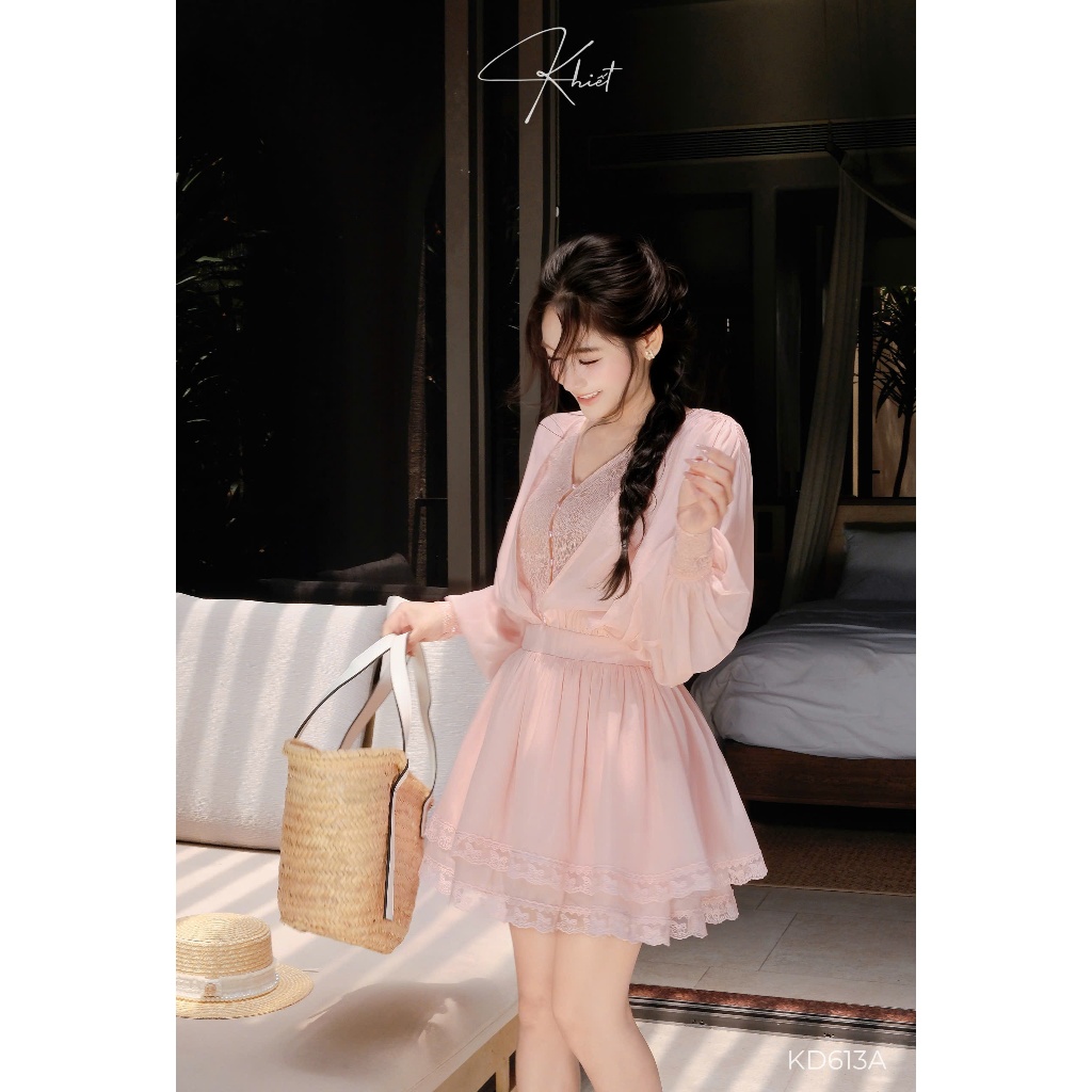 Đầm tơ hồng cổ V phối ren dáng xòe nữ tính bay bổng Khiết KD613A