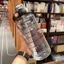 Bình nước trong suốt dung tích 2L, có vạch nhắc giờ, kèm stick dễ thương - tiện dụng, an toàn