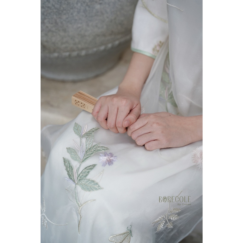 ✿Tặng trâm - BORECOLE✿ áo dài Hoa Nhiên / 4 tà thêu họa tiết hoa / cúc & dây nơ / tơ sương thêu & lụa Châu Sa cao cấp