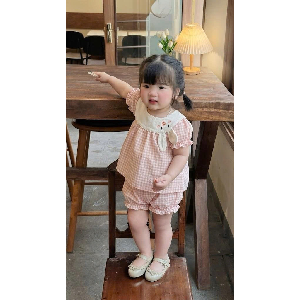 Bộ đũi cổ yếm thêu thỏ cho bé gái chất mát mẻ 6-16kg