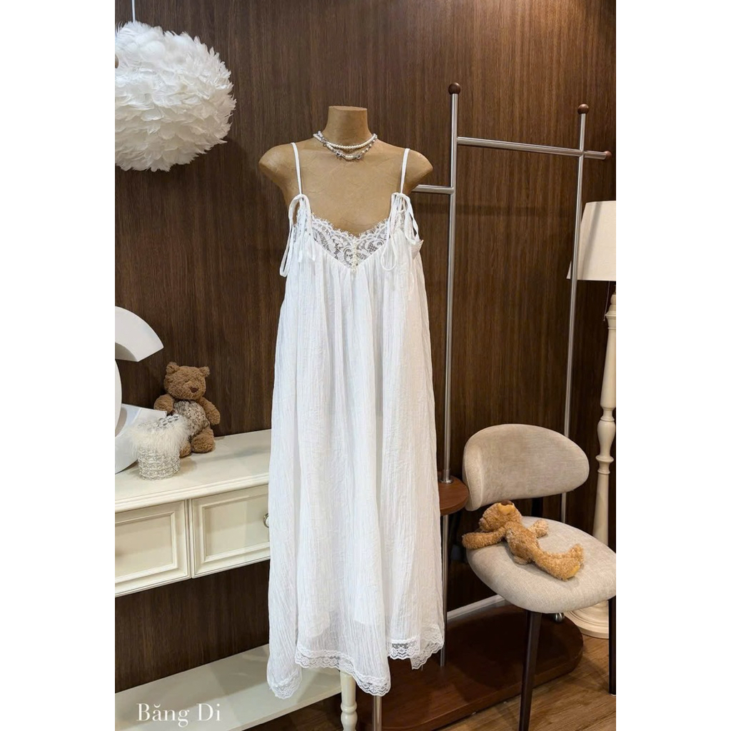 MIU.STUDIO • Váy maxi hai dây chất liệu tơ đũi phối viền ren cao cấp , Đầm suông trắng from rộng mặc đi biển, đi chơi