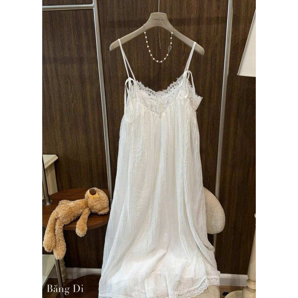 MIU.STUDIO • Váy maxi hai dây chất liệu tơ đũi phối viền ren cao cấp , Đầm suông trắng from rộng mặc đi biển, đi chơi