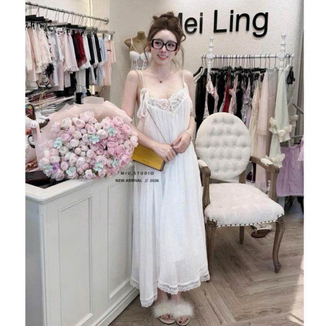 MIU.STUDIO • Váy maxi hai dây chất liệu tơ đũi phối viền ren cao cấp , Đầm suông trắng from rộng mặc đi biển, đi chơi