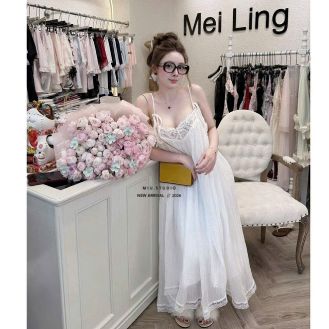MIU.STUDIO • Váy maxi hai dây chất liệu tơ đũi phối viền ren cao cấp , Đầm suông trắng from rộng mặc đi biển, đi chơi