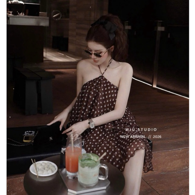 Đầm voan tơ chấm bi cổ yếm dáng xoè bồng bềnh sang chảnh ,Váy buộc cổ hơ lưng chấm bi dáng ngắn màu nâu (kèm quần)