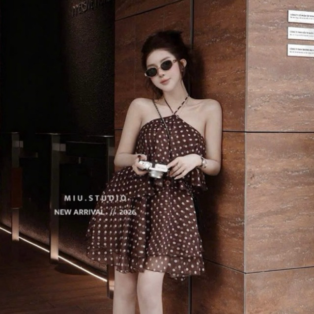 Đầm voan tơ chấm bi cổ yếm dáng xoè bồng bềnh sang chảnh ,Váy buộc cổ hơ lưng chấm bi dáng ngắn màu nâu (kèm quần)