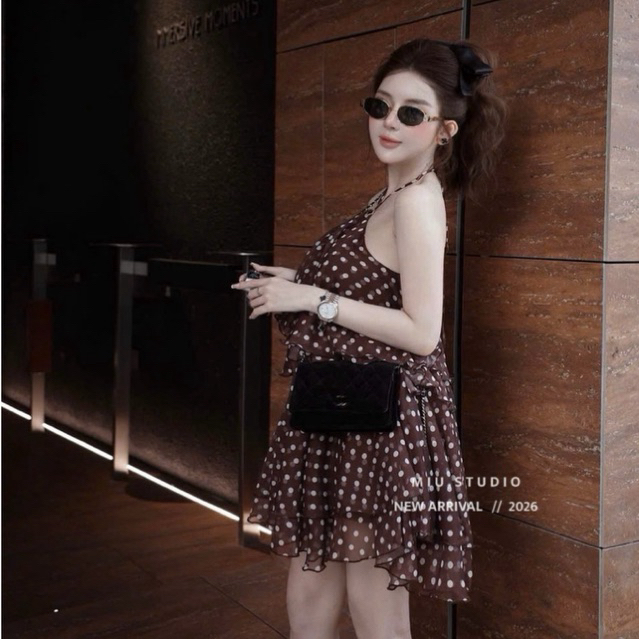 Đầm voan tơ chấm bi cổ yếm dáng xoè bồng bềnh sang chảnh ,Váy buộc cổ hơ lưng chấm bi dáng ngắn màu nâu (kèm quần)