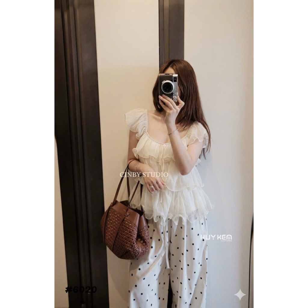 [𝐒𝐮𝐙𝐲] Áo Tơ Lụa Cổ Trễ Tầng Viền Sóng QCCC