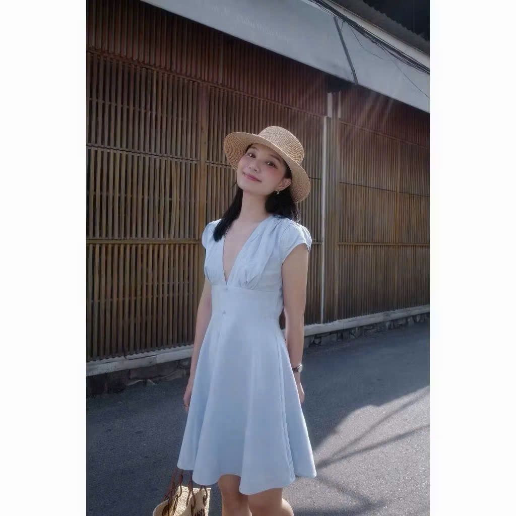 𝗨𝗿𝗶 𝗗𝗿𝗲𝘀𝘀 - Đầm Linen cổ V phối nút bọc