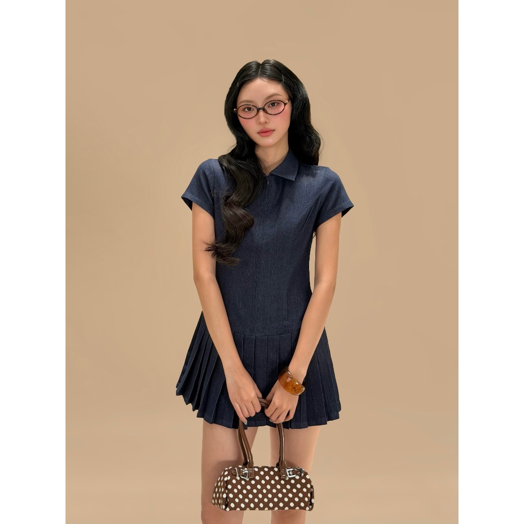 Đầm denim xếp ly cổ bẻ tay ngắn Yuki Miều Est.2013 ôm eo xòe nhẹ phong cách trẻ trung