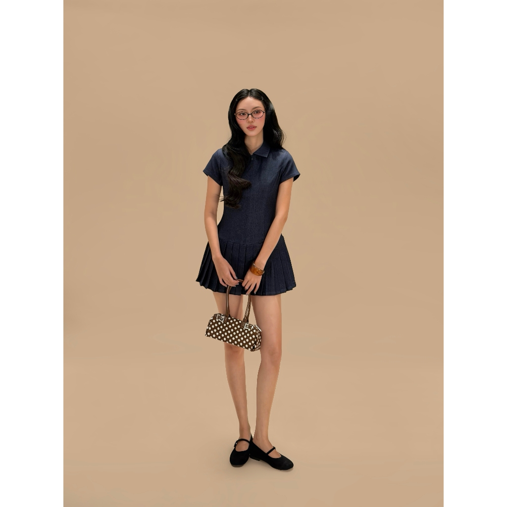 Đầm denim xếp ly cổ bẻ tay ngắn Yuki Miều Est.2013 ôm eo xòe nhẹ phong cách trẻ trung