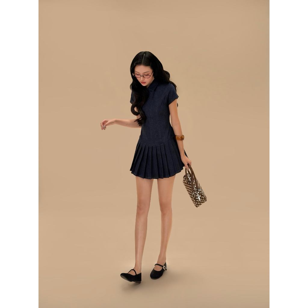Đầm denim xếp ly cổ bẻ tay ngắn Yuki Miều Est.2013 ôm eo xòe nhẹ phong cách trẻ trung