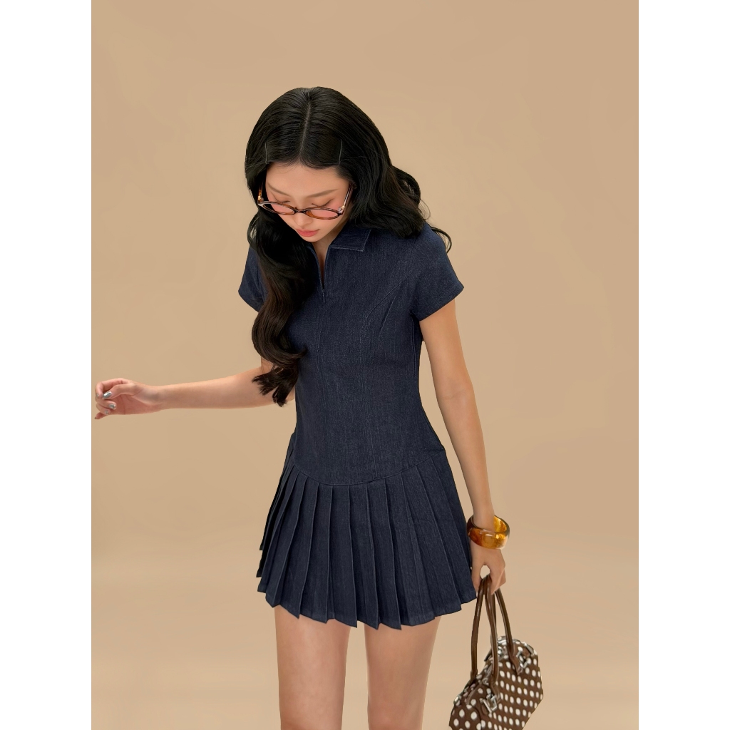 Đầm denim xếp ly cổ bẻ tay ngắn Yuki Miều Est.2013 ôm eo xòe nhẹ phong cách trẻ trung