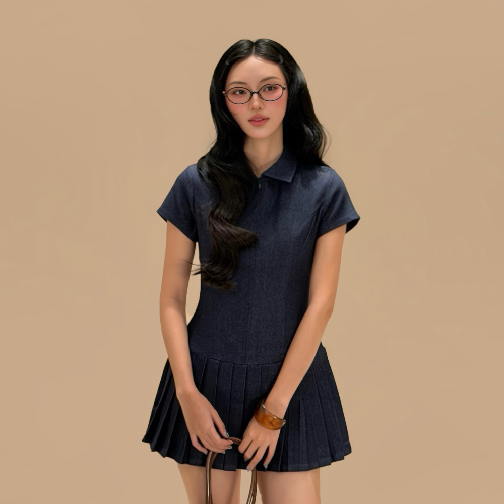 Đầm denim xếp ly cổ bẻ tay ngắn Yuki Miều Est.2013 ôm eo xòe nhẹ phong cách trẻ trung