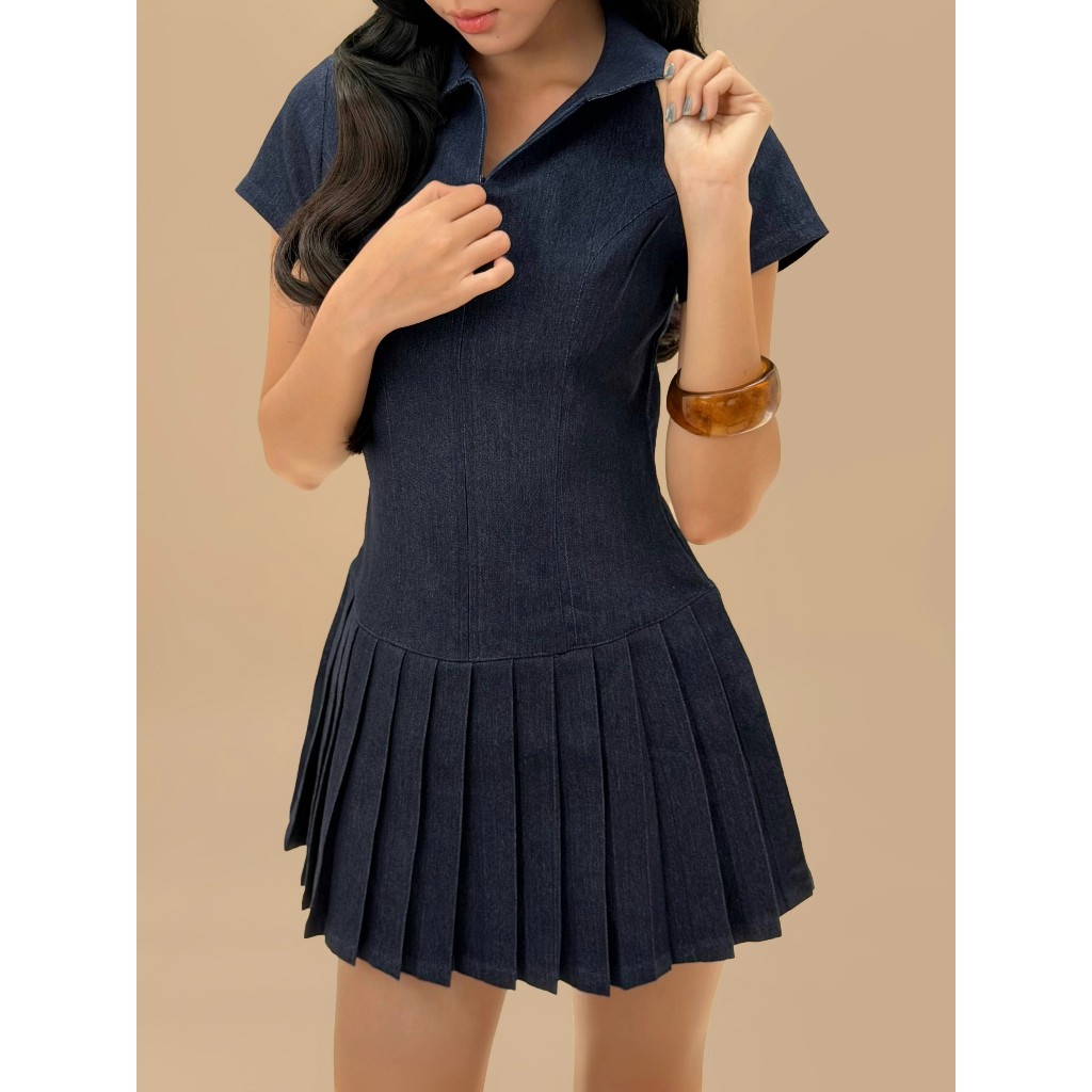 Đầm denim xếp ly cổ bẻ tay ngắn Yuki Miều Est.2013 ôm eo xòe nhẹ phong cách trẻ trung