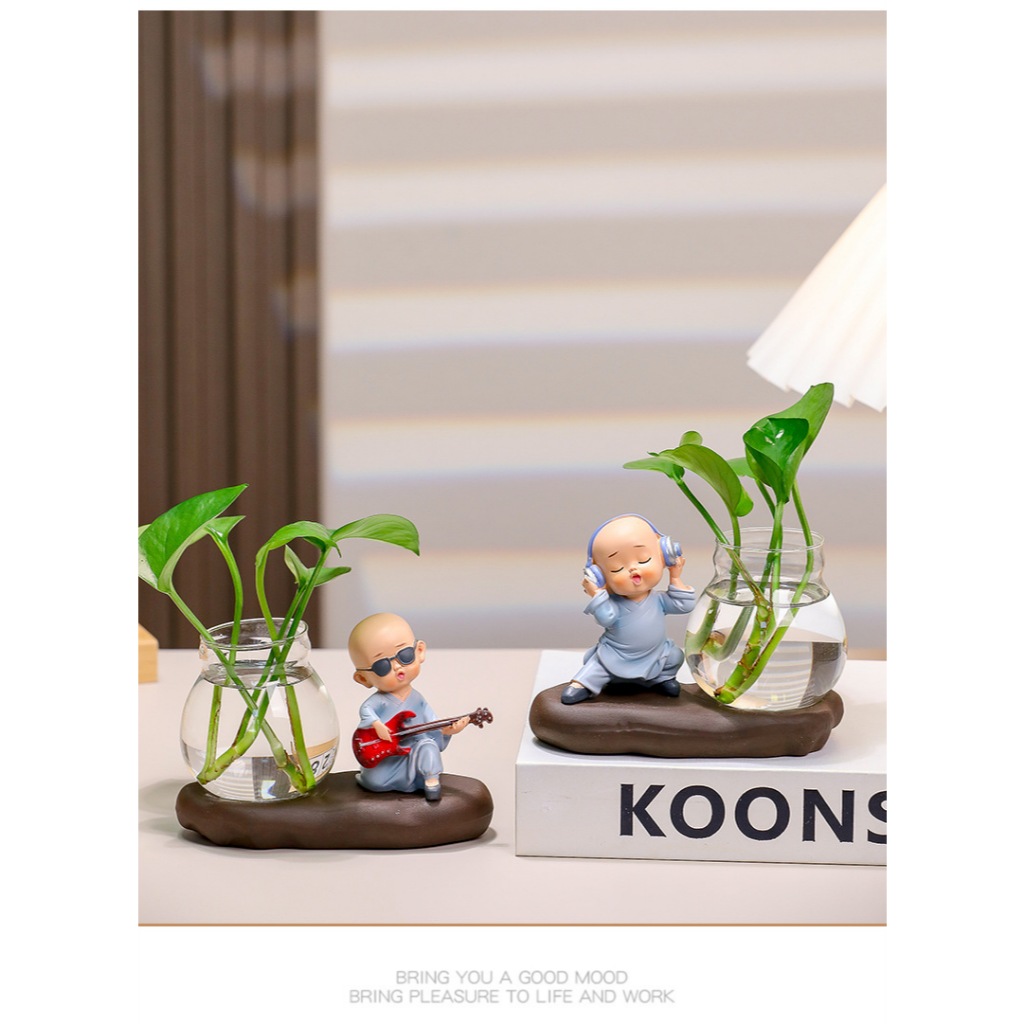 Bộ decor Tiểu Hòa Thượng kết hợp cùng bình thủy sinh trang trí nhà, bàn làm việc góc học tập giúp mang lại may mắn