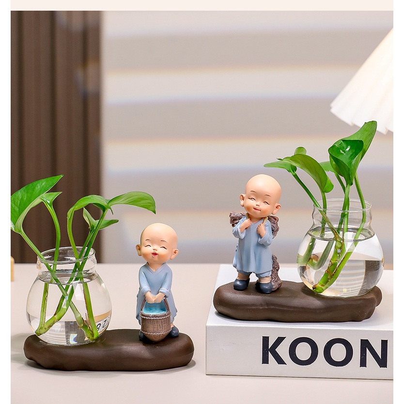 Bộ decor Tiểu Hòa Thượng kết hợp cùng bình thủy sinh trang trí nhà, bàn làm việc góc học tập giúp mang lại may mắn
