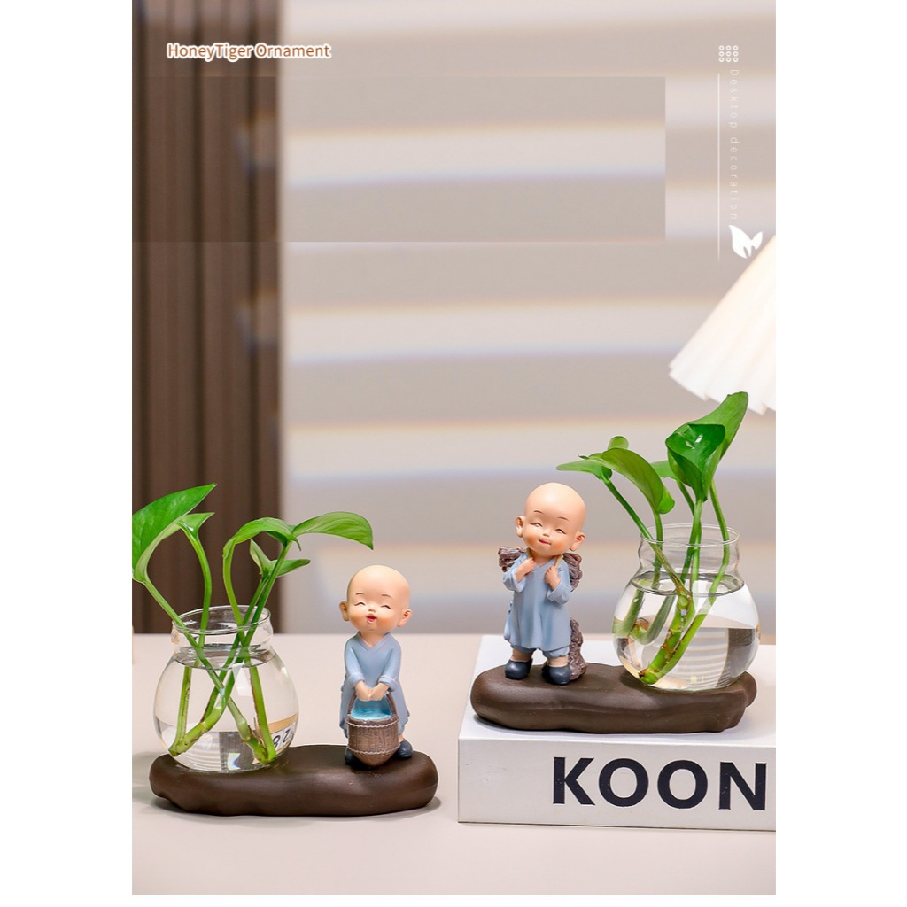 Bộ decor Tiểu Hòa Thượng kết hợp cùng bình thủy sinh trang trí nhà, bàn làm việc góc học tập giúp mang lại may mắn