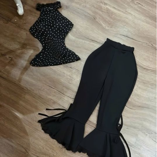 Sét áo yếm +quần lửng đuôi cá phối ren ,chất thun tăm thời trang