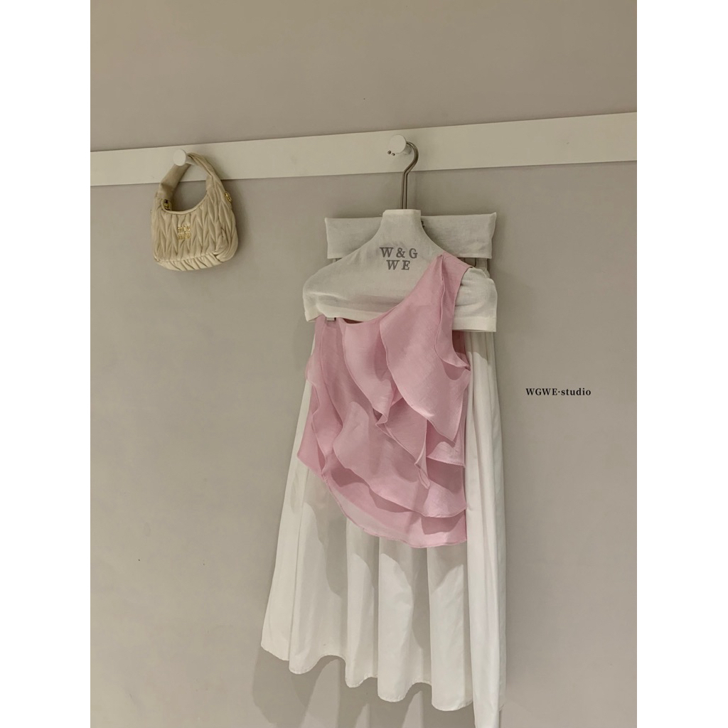[Sẵn đen S/ hồng S M]WGWE | Áo lệch vai viền bèo, dáng ôm croptop phong cách cá tính – W9396#