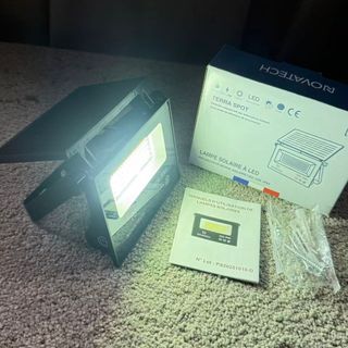 Đèn pha Led năng lượng mặt trời Novatech ( Pháp ), 10W chống nước IP65, liền Panel