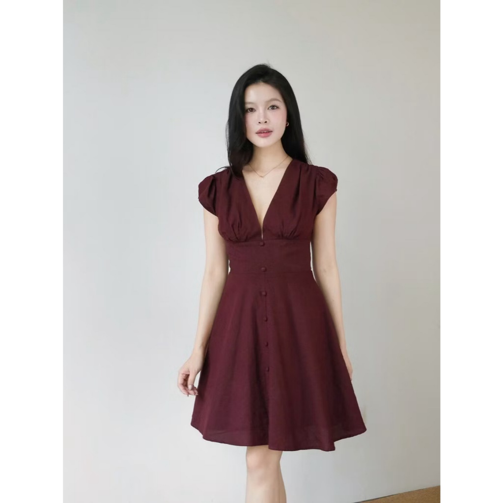𝗨𝗿𝗶 𝗗𝗿𝗲𝘀𝘀 - Đầm Linen cổ V phối nút bọc