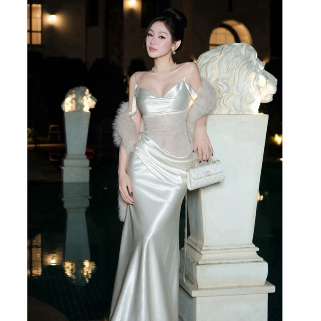 Đầm Maxi Lụa Rớt Vai Khoét Eo Ren