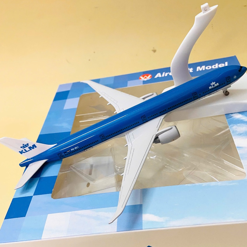 Máy Bay hãng Hà Lan Boeing 777-300ER KLM Royal Dutch Airlinessơn tĩnh điện cao cấp bóng đẹp loại 1 (fullbox) tỉ lệ 1:400