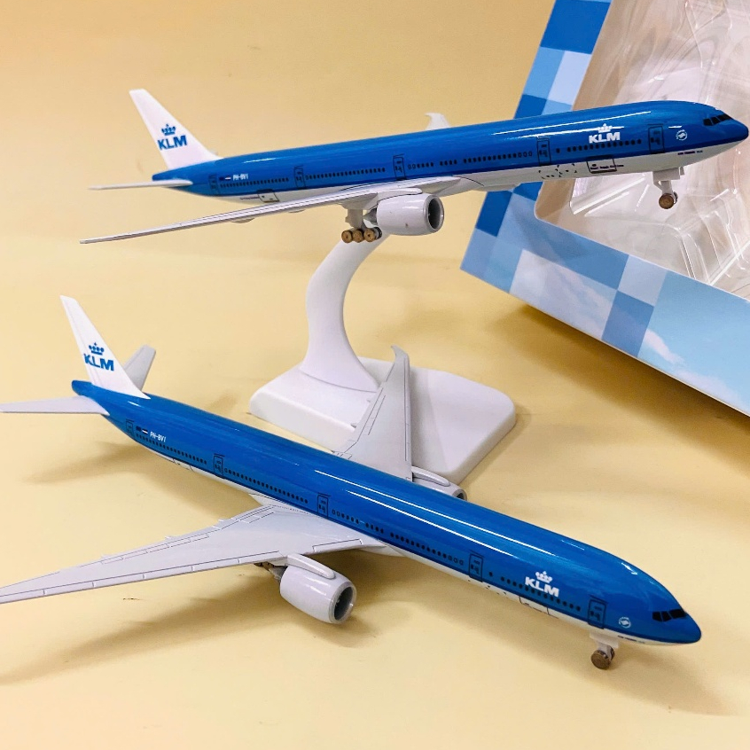 Máy Bay hãng Hà Lan Boeing 777-300ER KLM Royal Dutch Airlinessơn tĩnh điện cao cấp bóng đẹp loại 1 (fullbox) tỉ lệ 1:400