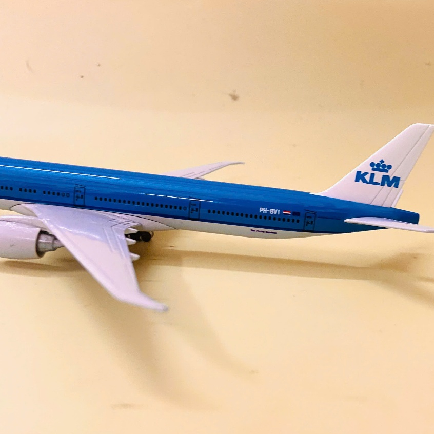 Máy Bay hãng Hà Lan Boeing 777-300ER KLM Royal Dutch Airlinessơn tĩnh điện cao cấp bóng đẹp loại 1 (fullbox) tỉ lệ 1:400